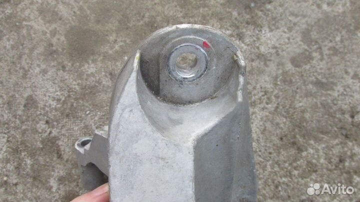 Кронштейн двигателя левый