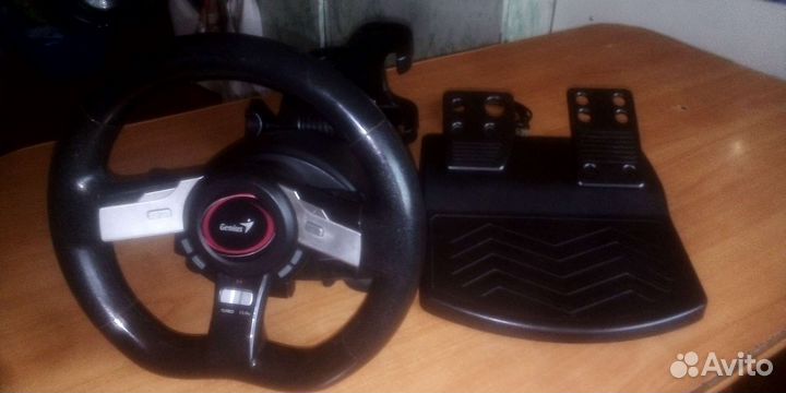 Игровой руль с педалями