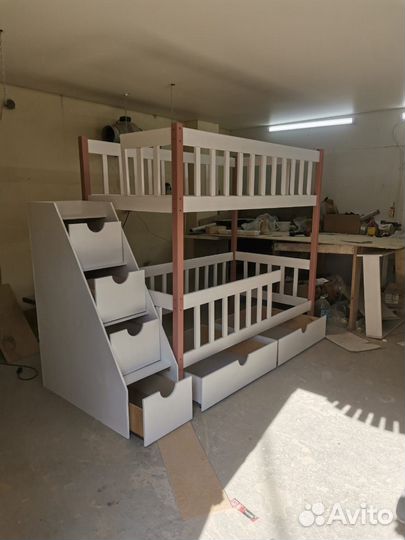 Двухъярусная кровать с лестницей-комодом