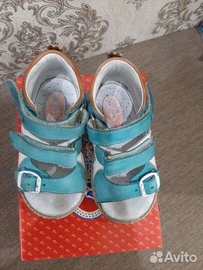 Продам сандалии для мальчика р.22