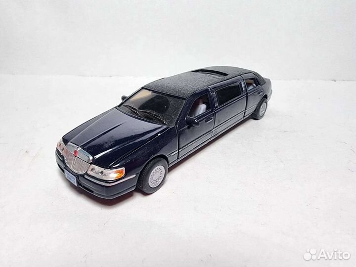 Lincoln Town Car Kinsmart 1:43
