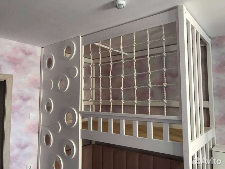 Кровать мягкая спинка скалодром