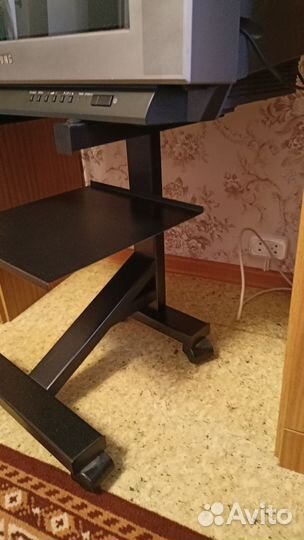 Металлическая подставка на колесиках под телевизор