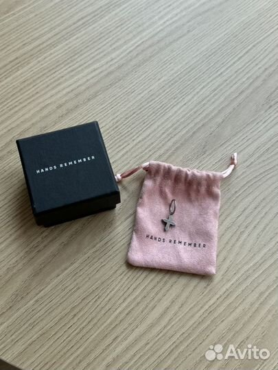 Моно серьга hands remember