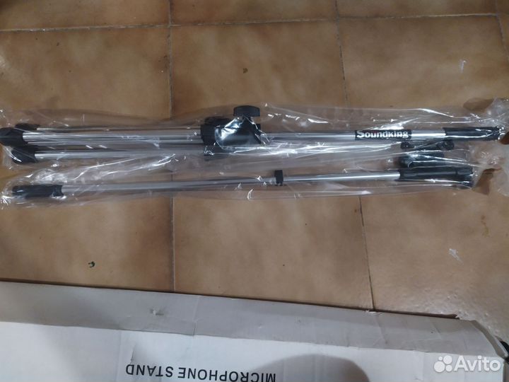 Soundking DD005W Стойка для микрофона (журавль)