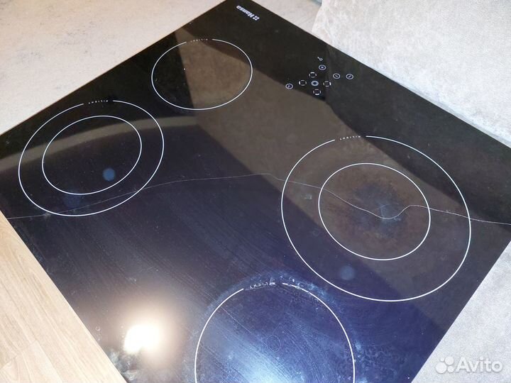 Варочная панель электрическая Hansa с трещиной