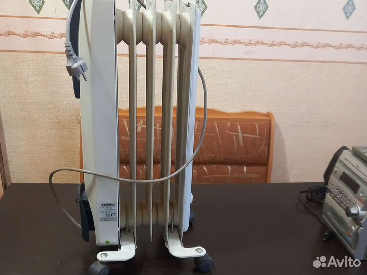 Обогреватель радиатор маслянный DeLonghi 4 секции