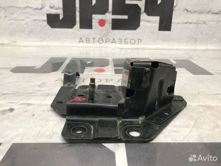 Кронштейн усилителя бампера задний левый Nissan