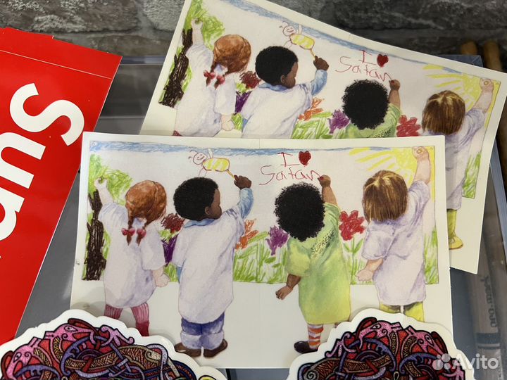 Аксессуары и стикеры Supreme