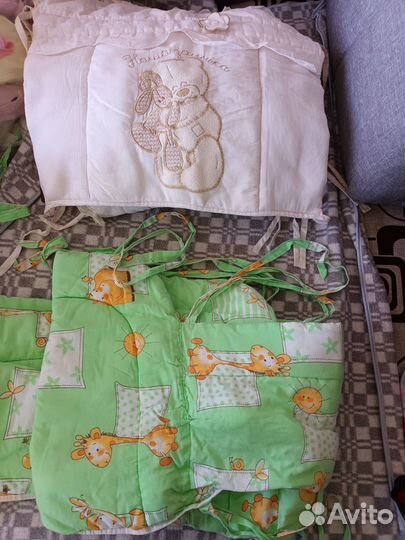 Два комплекта бортиков в кроватку