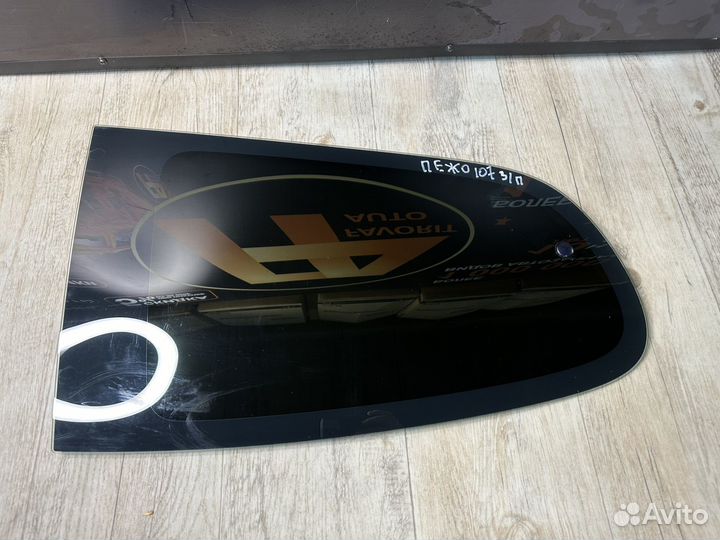 Стекло задней правой двери Peugeot 107