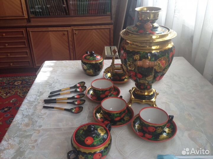 Самовар с посудой