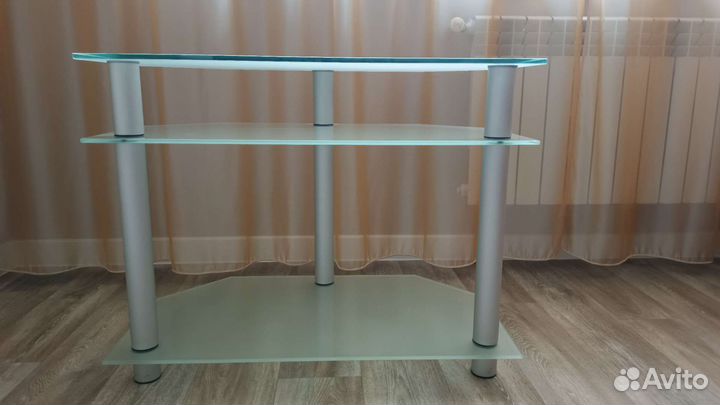 Стеклянный стол под тв
