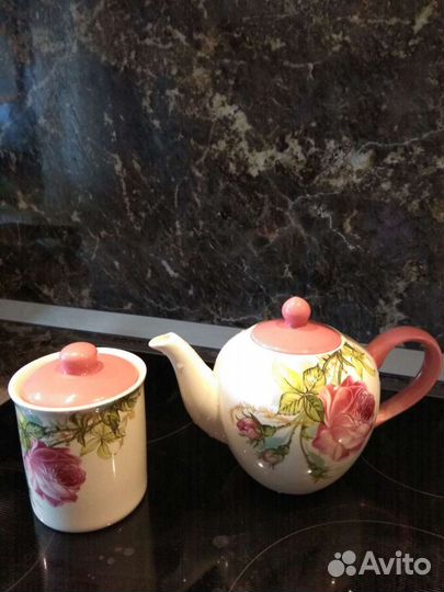 Заварочный чайник и сахарница