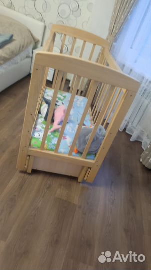 Детская кроватка с маятником и ящиком
