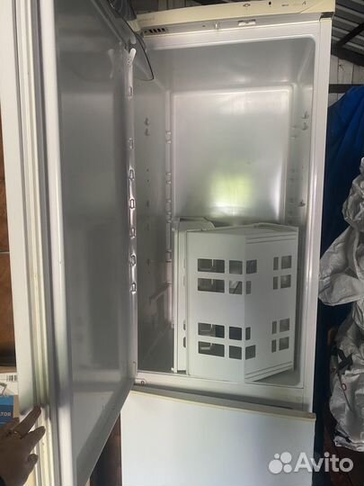 Холодильник двухкамерный бу snaige