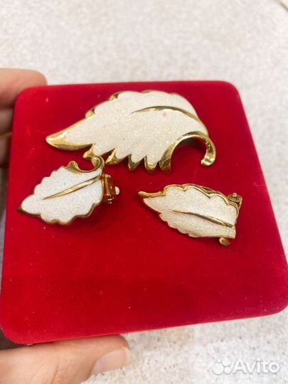 Набор украшений. Брошь и клипсы