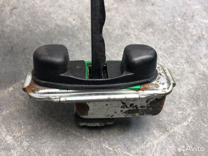 Ограничитель двери передний правый Hyundai Genesis