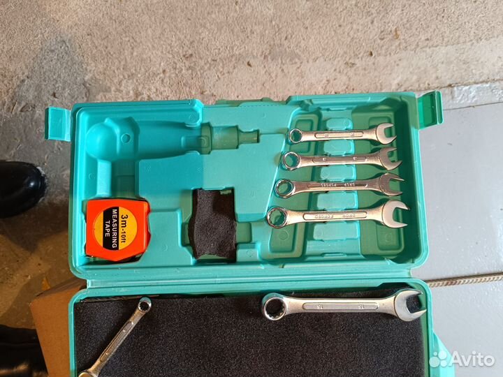 Перфоратор на з/части, набор ключей в чемодане