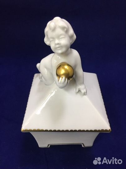 Старинная шкатулка Путти с мячом Германия фарфор