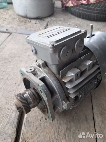 Электродвигатель с редуктором