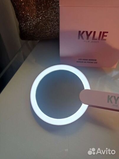 Kylie Jenner зеркальце с подсветкой
