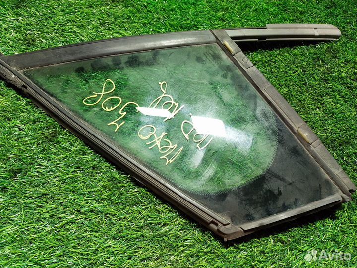 Форточка передняя левая Peugeot 308