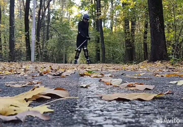 Инструктор по роликовым конькам