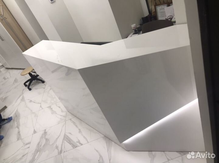 Ресепшен с необычным хайтек стилем. Без стыков. Кр