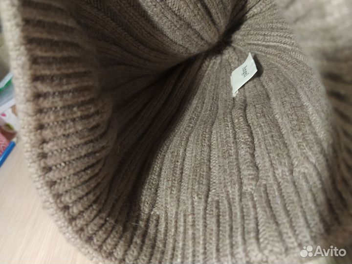 Шапка с натуральным помпоном женская