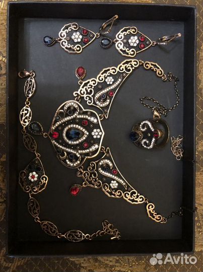 Колье, серьги, браслет, перстень. Гарнитур