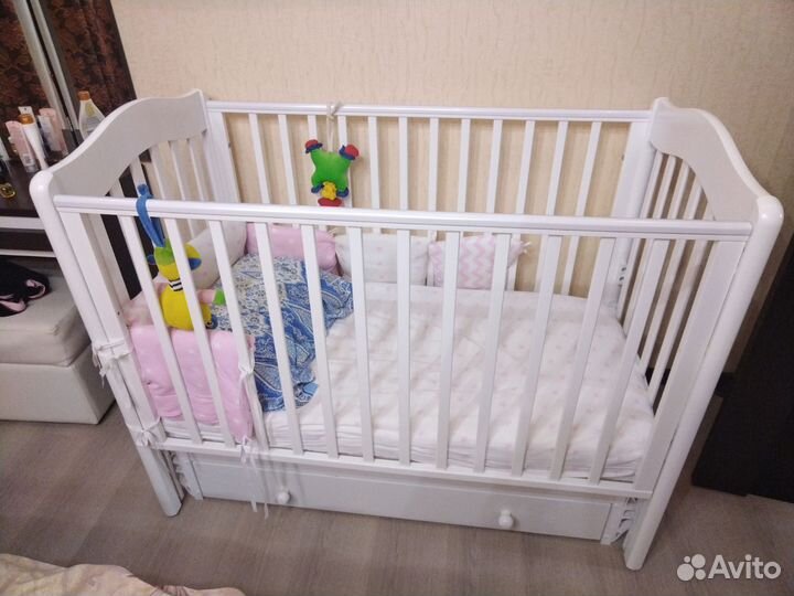 Детская кроватка с продольным маятником