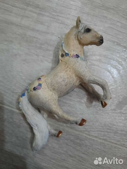 Фигурка лошади