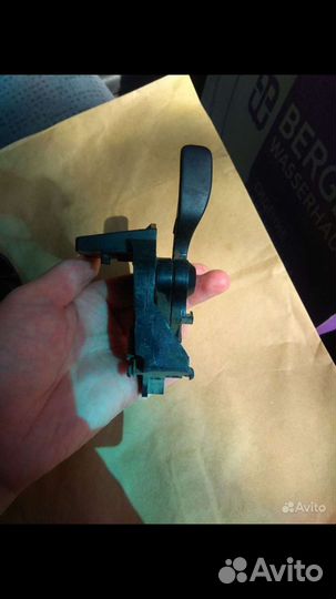 Ручка открывания багажника и дверцы бензобака