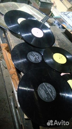 Видеокассеты, пластинки