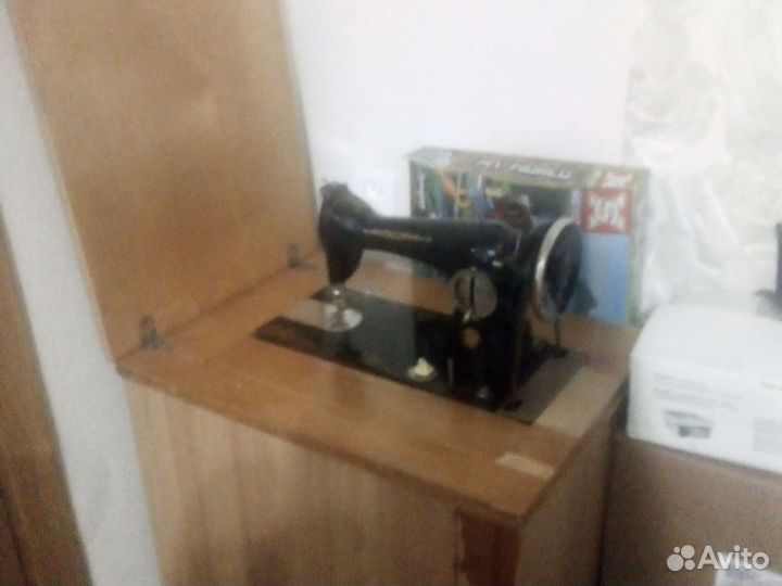 Продается швейная машина со столом