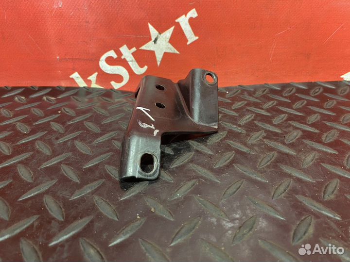 Кронштейн решетки радиатора правый Volvo FH