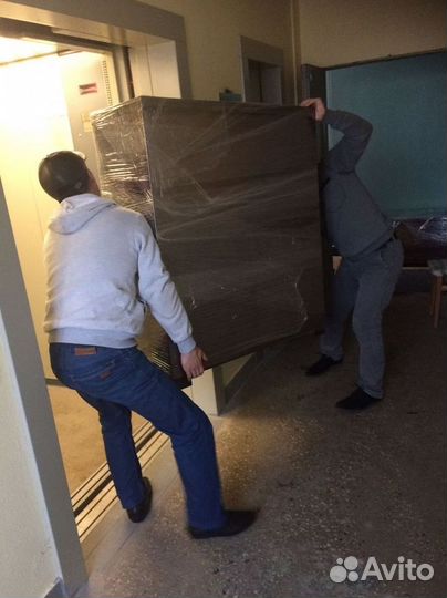 Грузчики. Бригада грузчиков. Рабочие руки