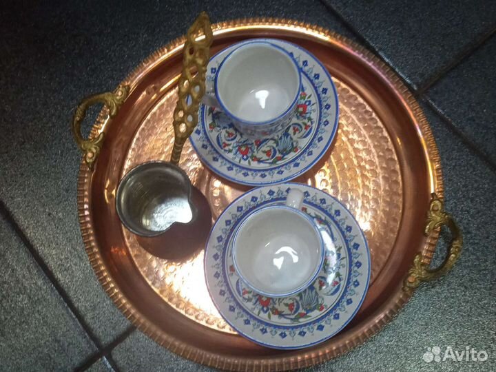 Турка с двумя чашками на блюдцах, на подносе