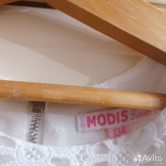 Нарядные платья для девочки и костюмы для мальчика