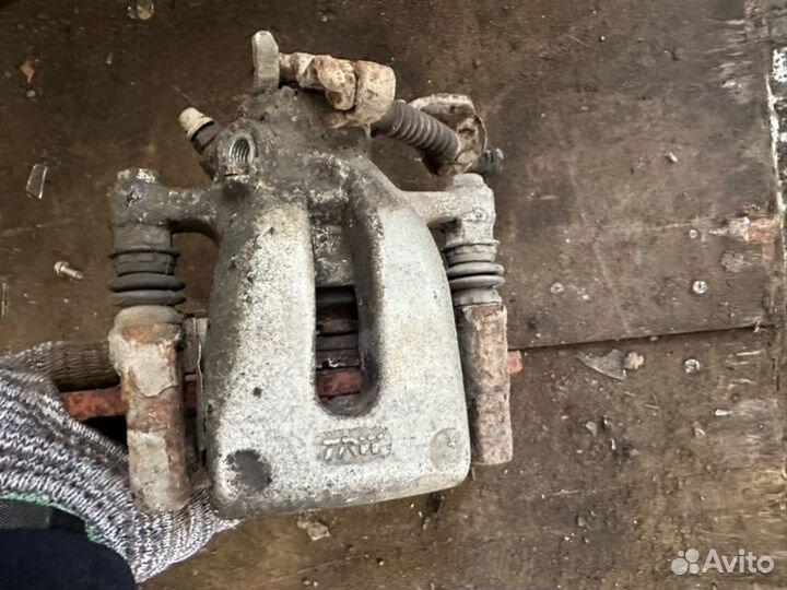 Суппорт задний левый Opel Zafira B Z18XER