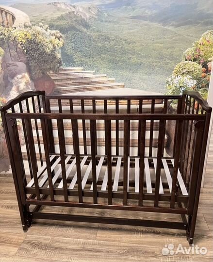 Детская кроватка с маятником