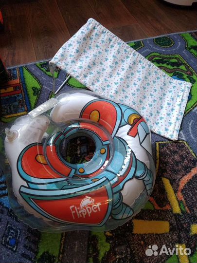 Круг для плавания, горка, игрушки