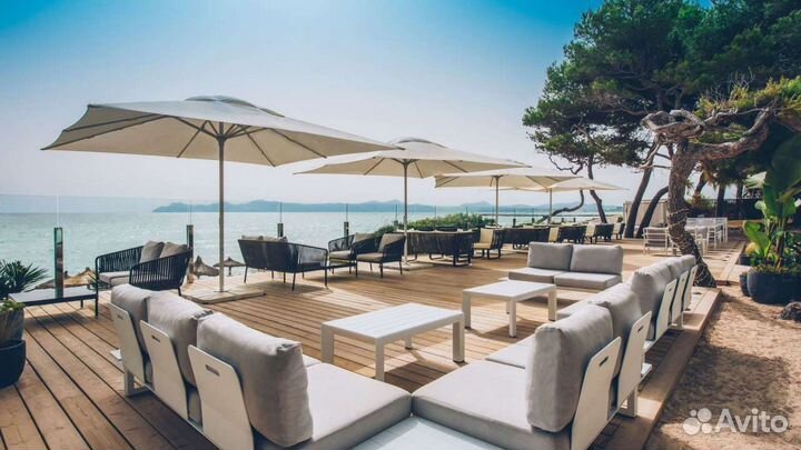 Пляжный зонт на центральной опоре для кафе