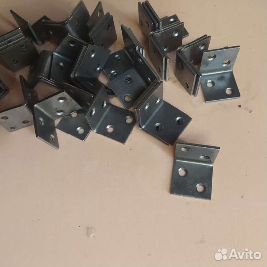 Уголок металлический мебельный