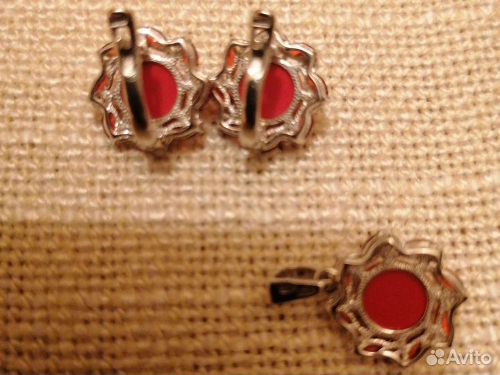 Серебряные комплекты с кораллом и фианитами