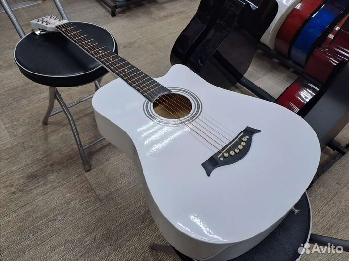 Гитара акустическая белая с металлическими струн