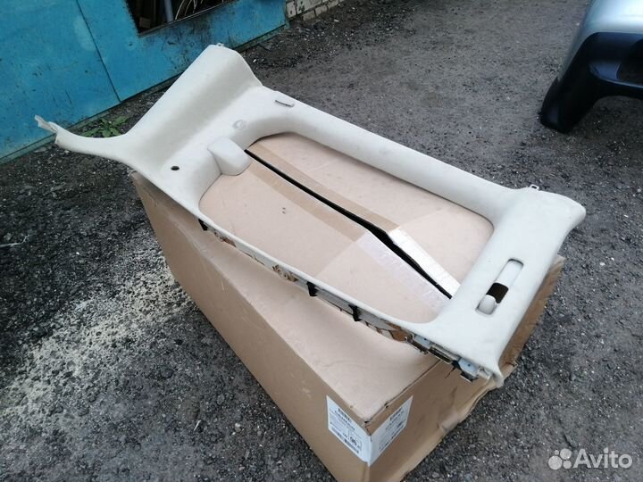 Обшивка багажника правая Lexus LX470