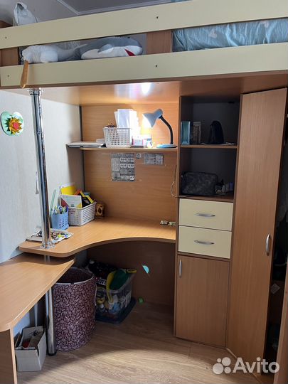 Детская кровать чердак со столом и шкафом