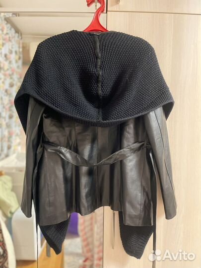 Кожаная куртка с вязаным капюшоном